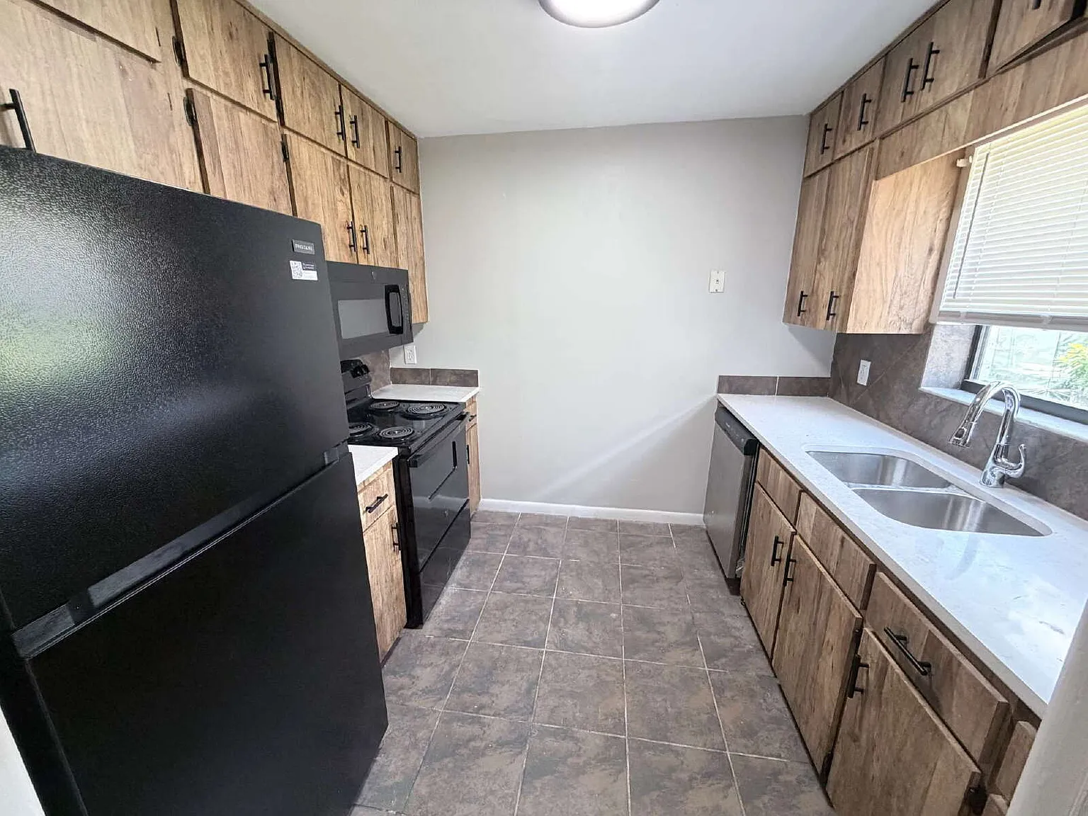 3 bed, 2.0 bath, 1566 sqft, $1,895 — Photo 4
