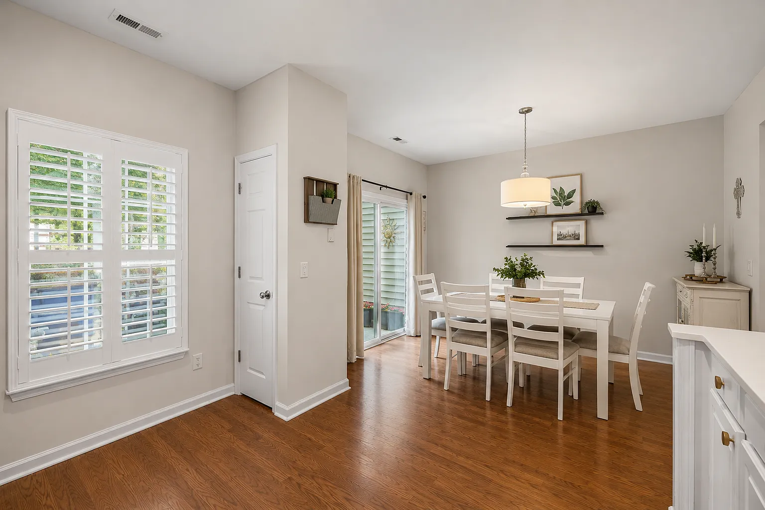 3 bed, 2.5 bath, 1400 sqft, $1,949 — Photo 4