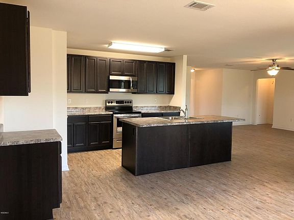 4th image of 6 Whisperwood Ln