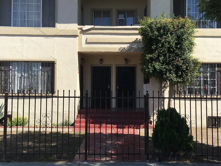 1630 Chestnut Ave — Photo 1