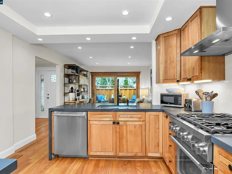 Chef's Kitchen with Teir 1 Thermador Appliances