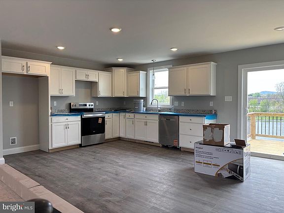 3rd image of 147 Meadowcreek Dr N