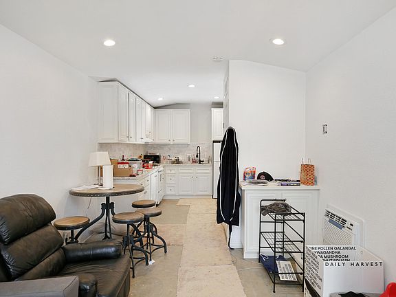 3rd image of 586 N Pine St