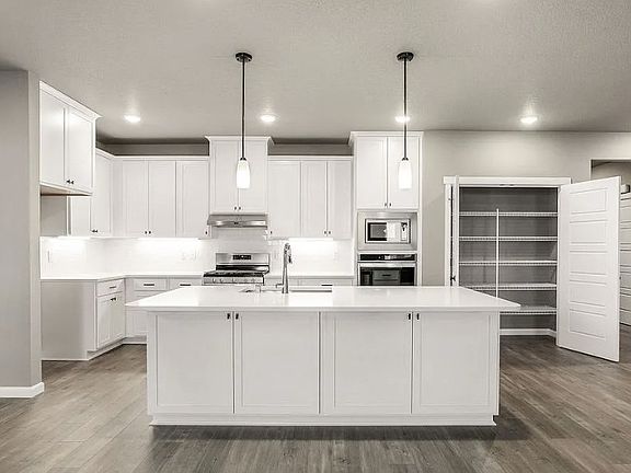 4th image of 7934 Cardinal Peak St