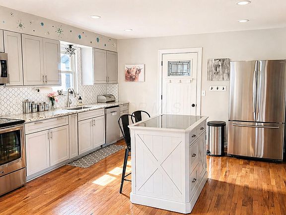 4th image of 105 E Hocking St