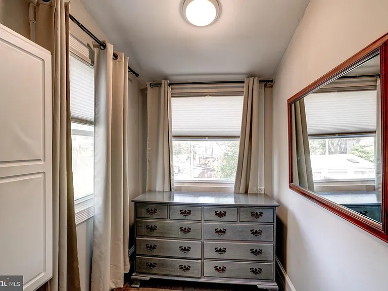 1016 G St SE — Photo 37