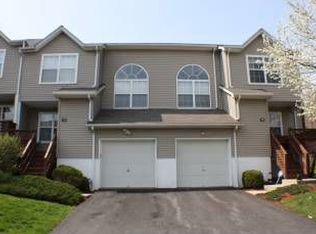 700 Driftwood Ln, New Windsor, NY 12553