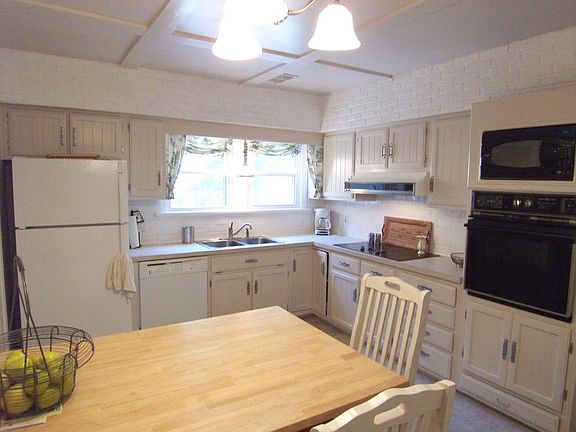 Kitchen w/ all Appliances