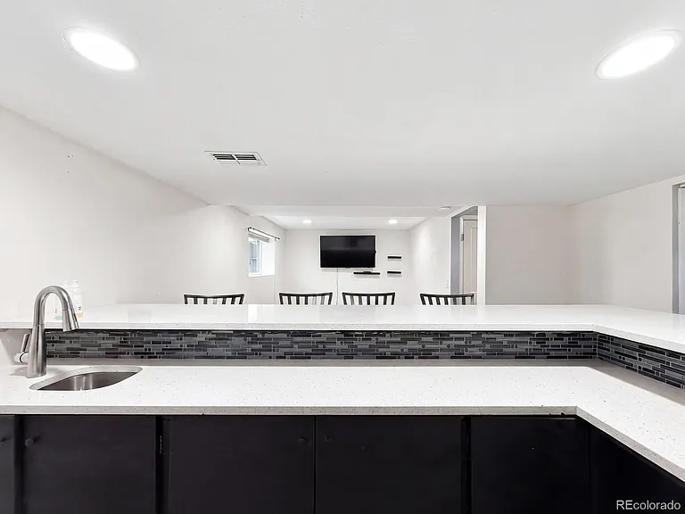 1050 S Monaco Street Pkwy — Photo 22