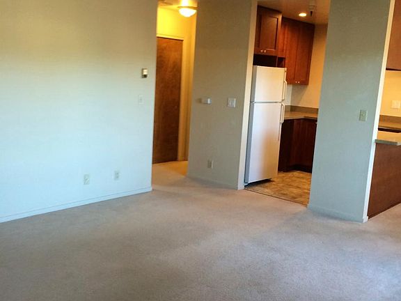 5th image of 585 Kelly St APT D