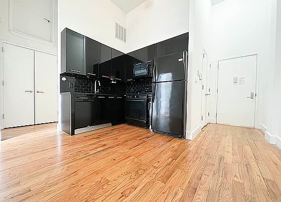 1st image of 170 Meserole St APT 2R
