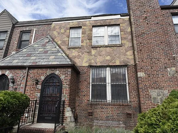 3041 89th St, East Elmhurst, NY 11369
