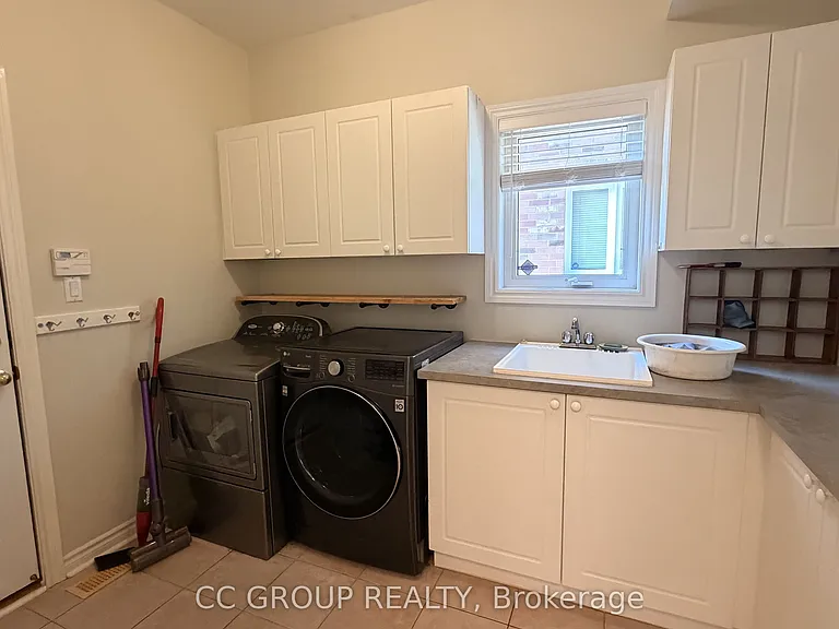 91 Whitburn St — Photo 32