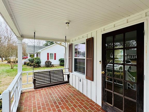 3rd image of 1605 Edgewood Drive