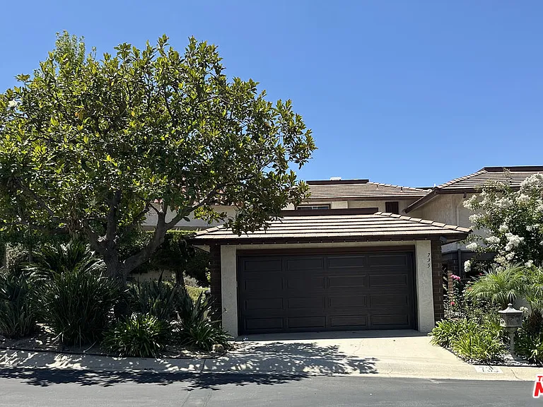 735 Galaxy Heights Dr — Photo 1