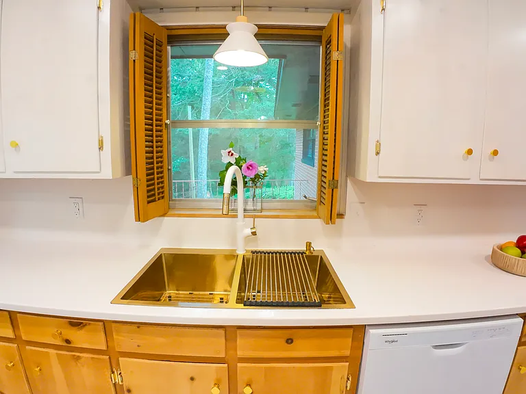 110 Willow Dr — Photo 3