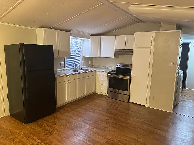 Cute And Cozy 2 Bed 2 Bath Mobile Home — Photo 3