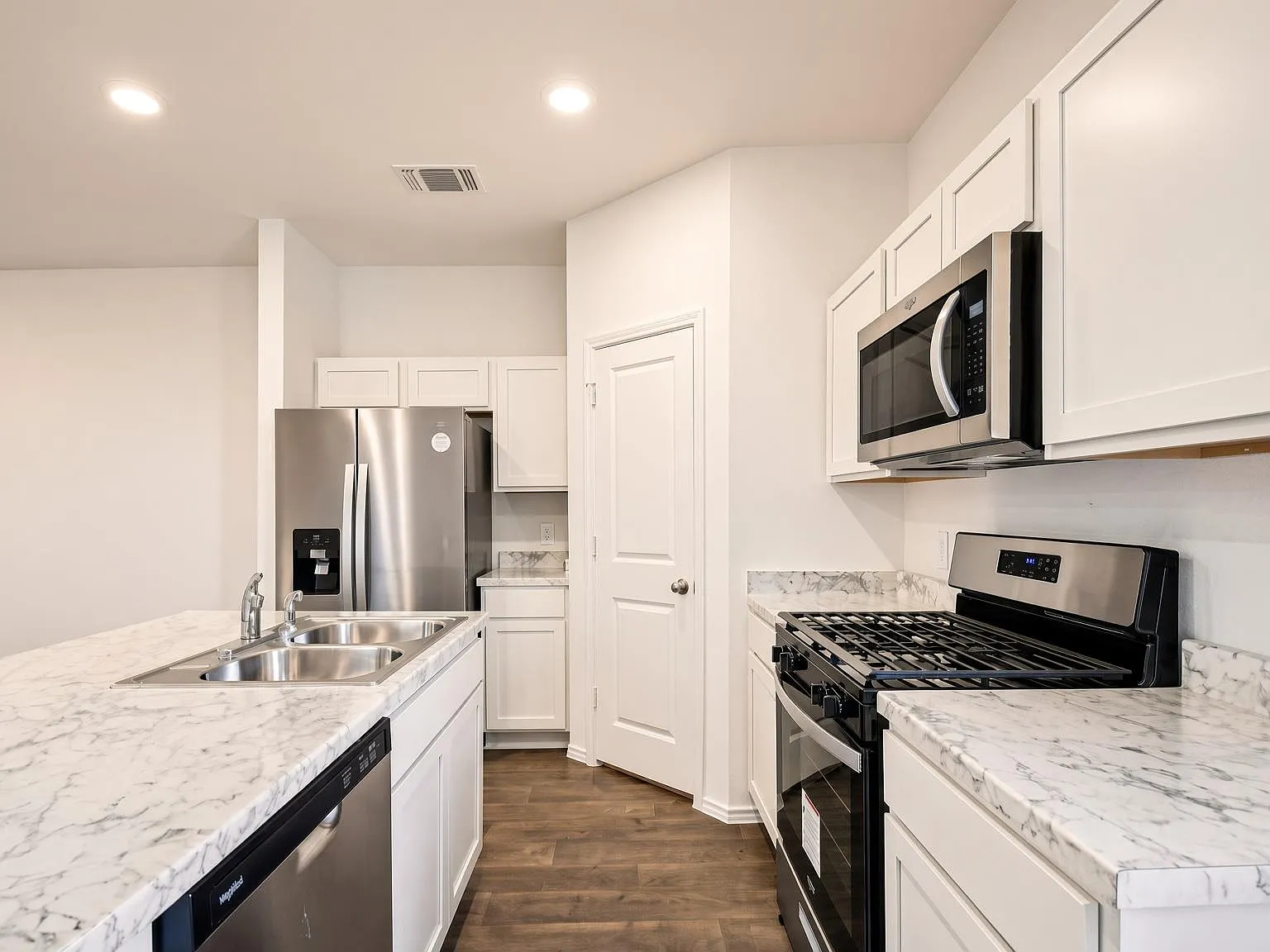 3 bed, 2.0 bath, 1094 sqft, $1,600 — Photo 4