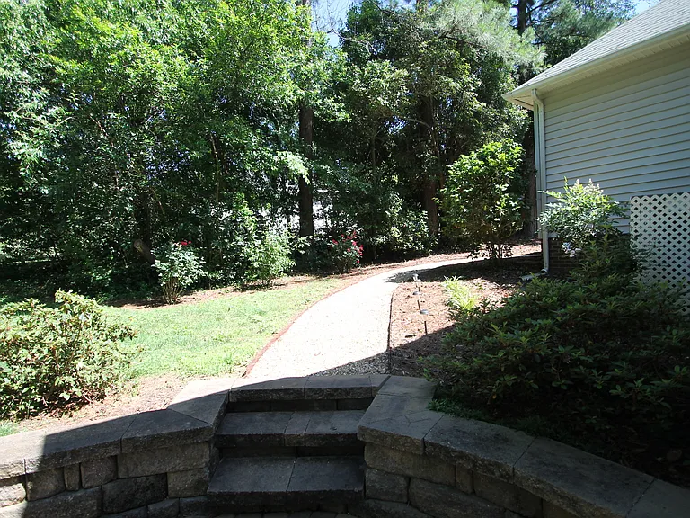 106 Elliott St W — Photo 42