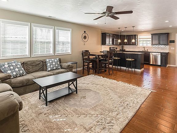 3rd image of 2912 Court Ave