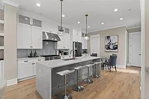 3 bed, 3.5 bath, 2448 sqft, $10,500 — Photo 3