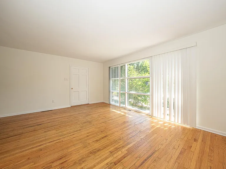 35 Eastwood Rd — Photo 4