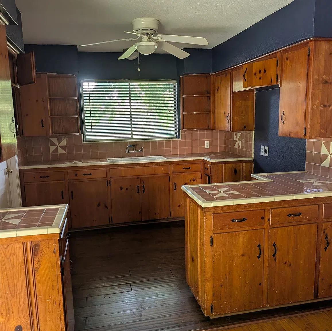 3 bed, 1.5 bath, 1026 sqft, $1,600 — Photo 3