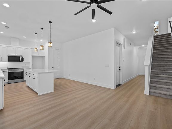 2nd image of 208 Bogey Ln