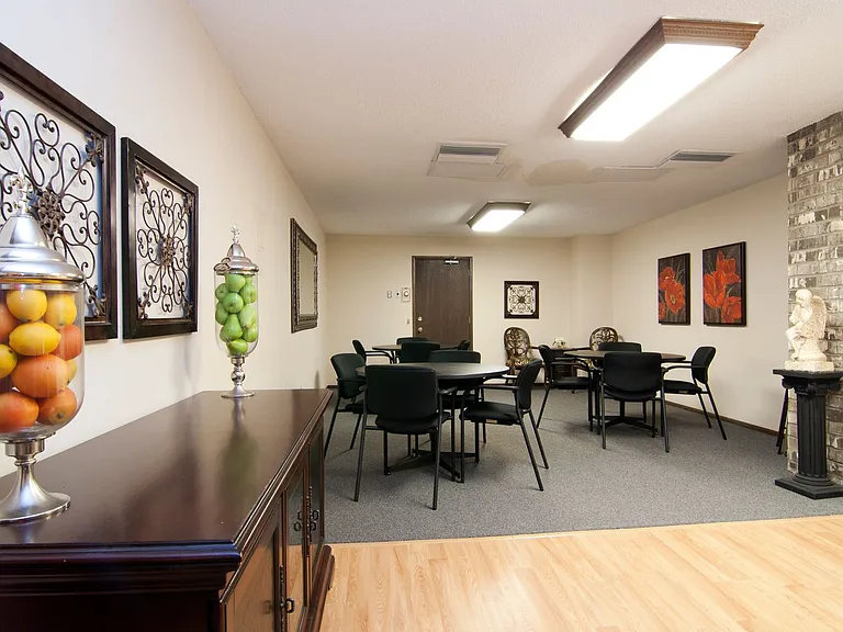 Xerxes Manor Apartments — Photo 32