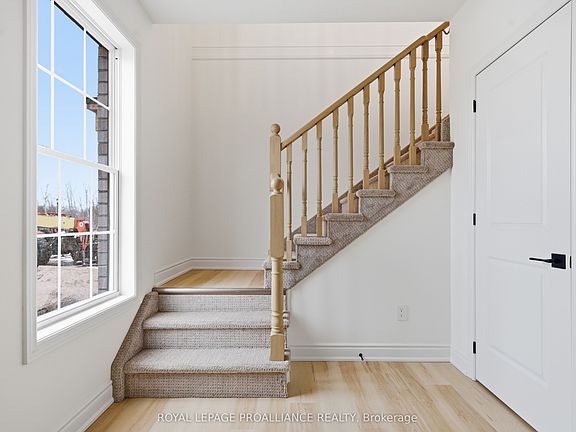 5th image of 922 Kerr St W