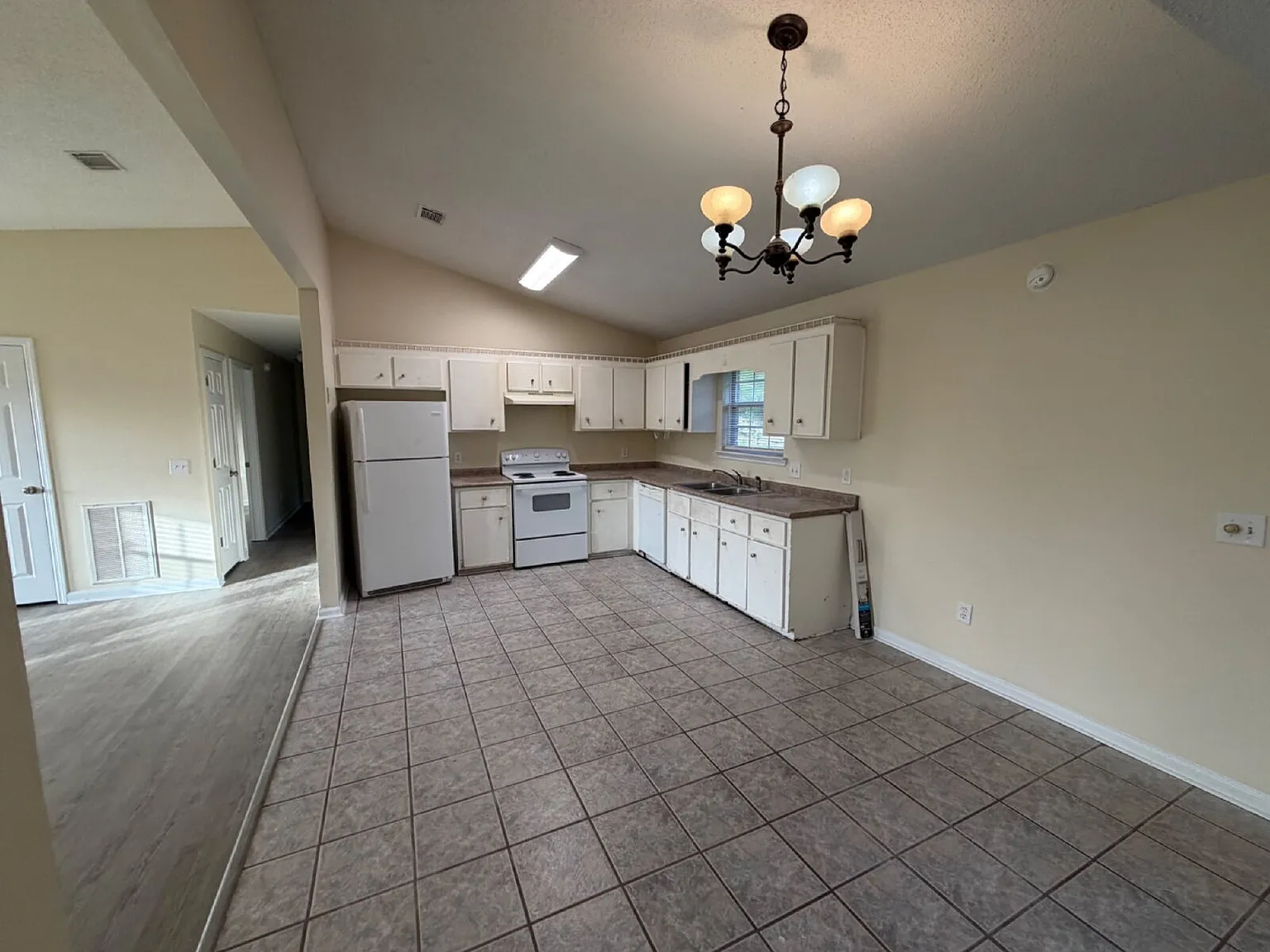 4 bed, 2.0 bath, 1452 sqft, $1,600 — Photo 3