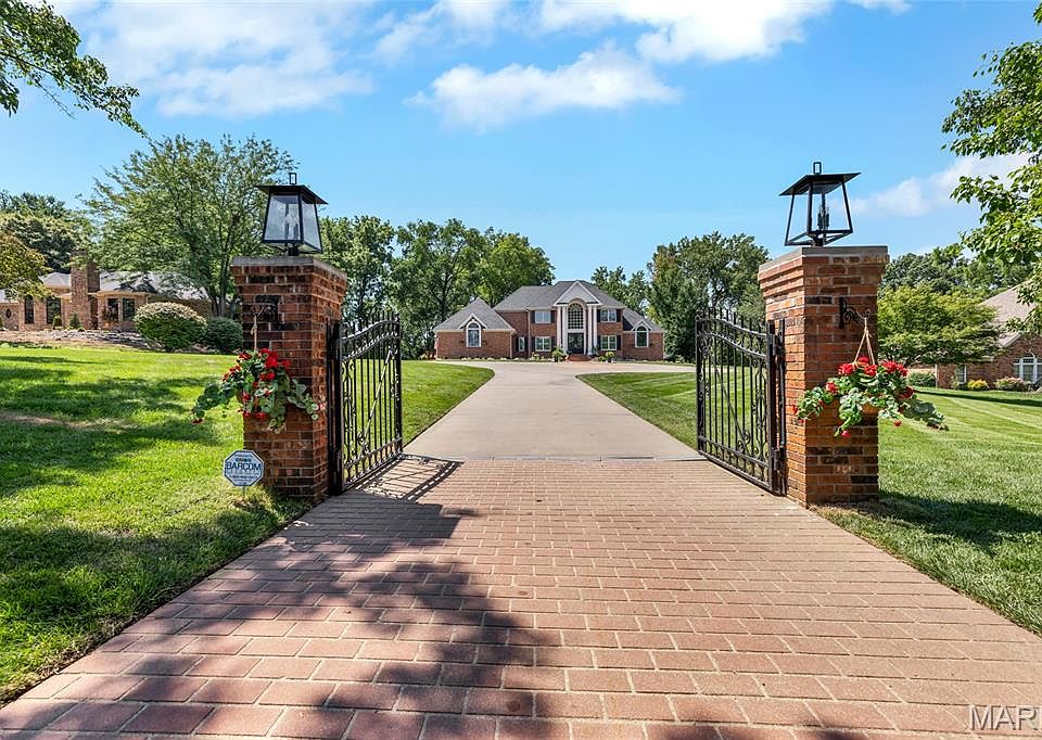 1st image of 40 Country Club Dr