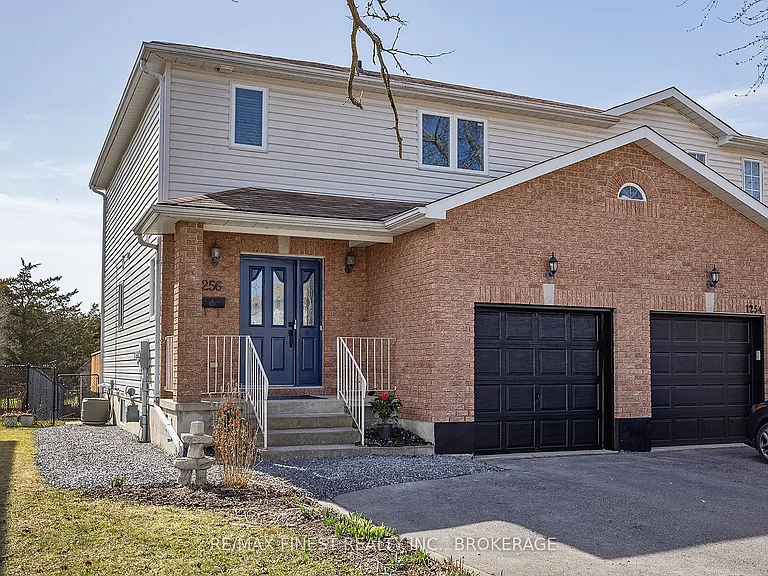 1256 Brackenwood Cres — Photo 3