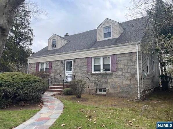 1249 W Laurelton Pkwy, Teaneck, NJ 07666