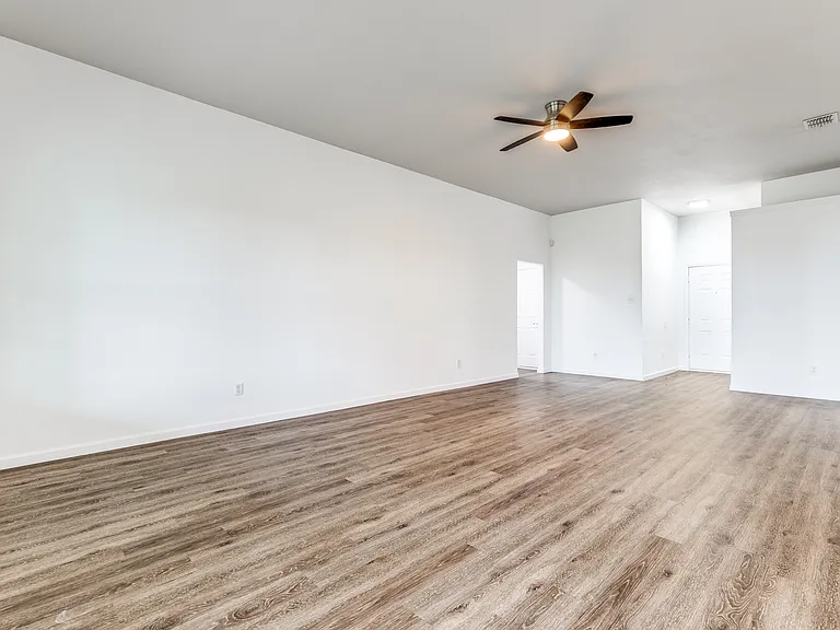 311 Charleston Dr — Photo 4