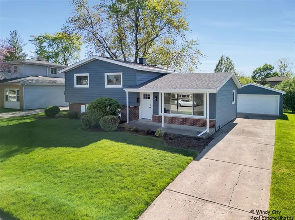 284 N Pioneer Dr, Addison, IL 60101