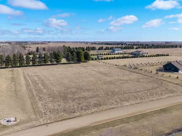 3123 Hoggarth Dr, Jamestown, ND 58401