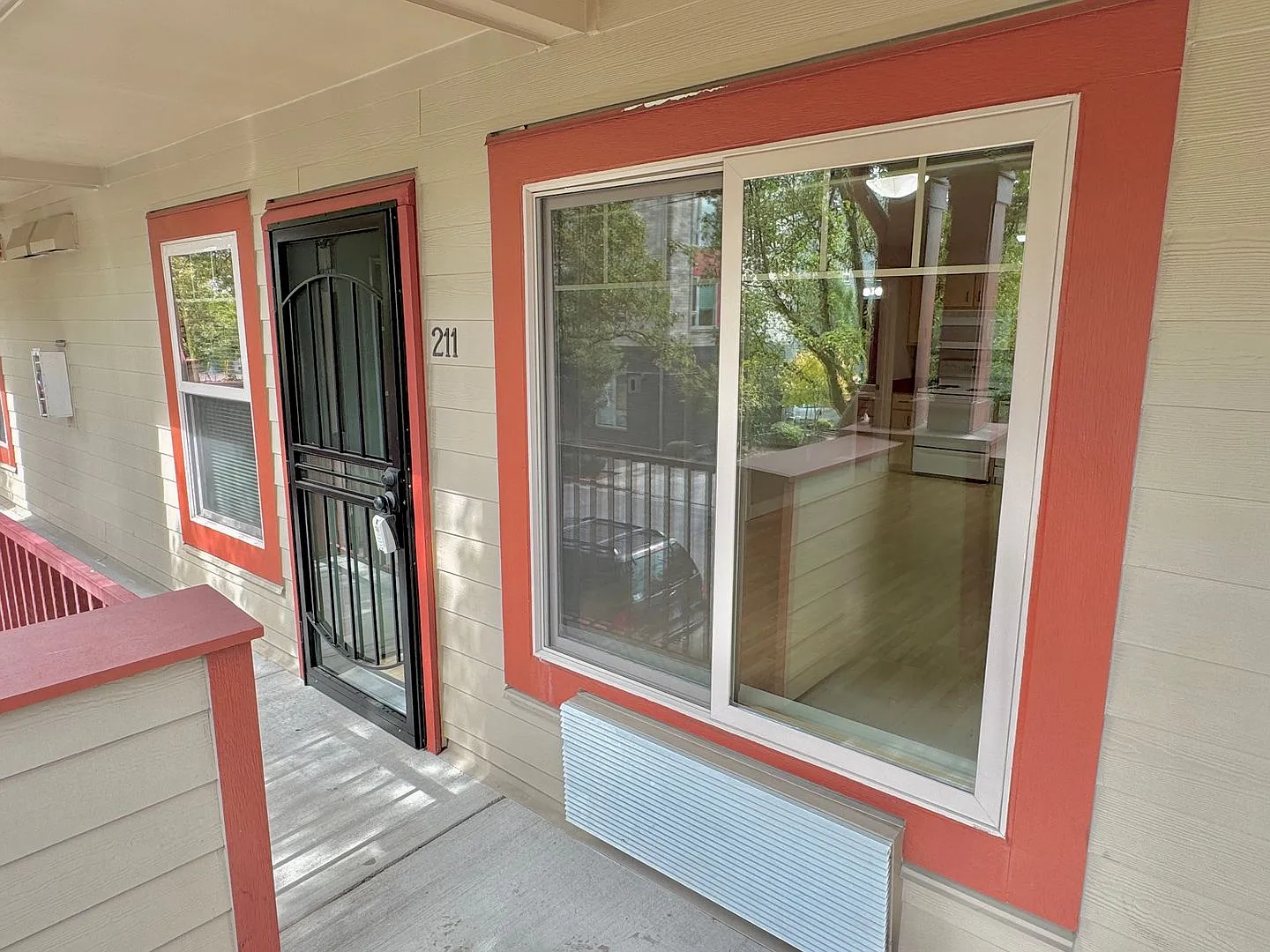Gateway 2nd Story Condo with Laminate H/W's, A/C, Laundry In-Unit — Photo 2