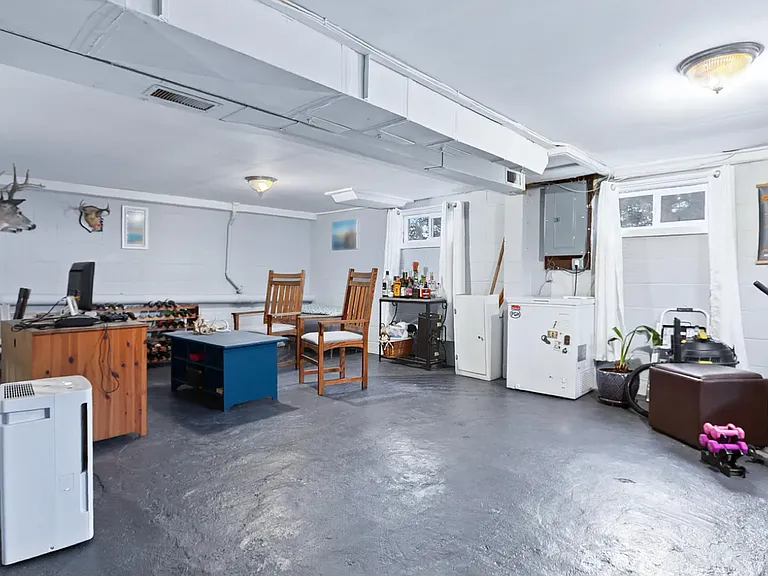 1002 Shakespeare Ave — Photo 3