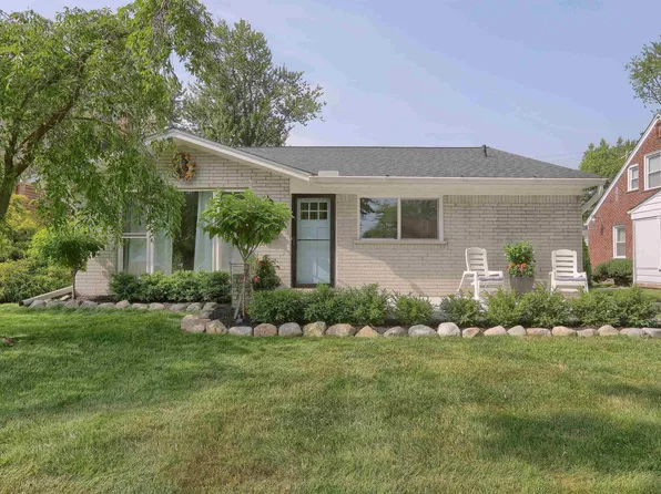 1659 Stanhope St, Grosse Pointe Woods, MI 48236