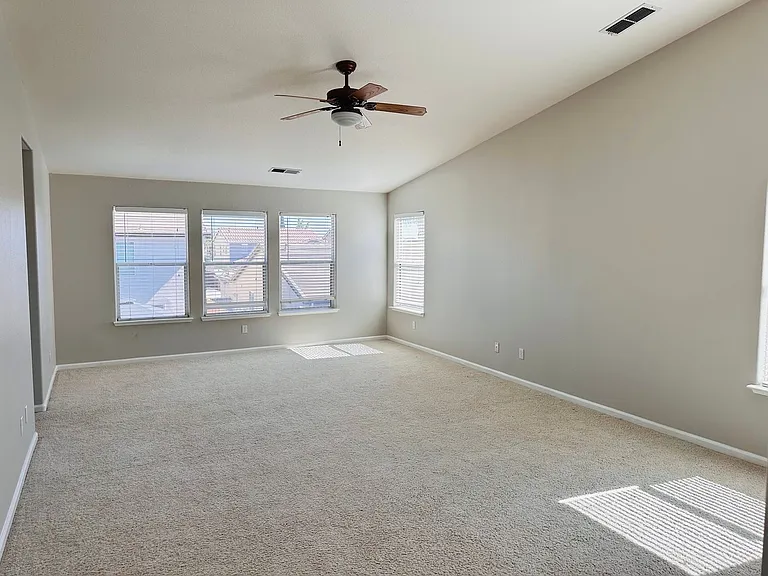 2403 Clemente Ln — Photo 36