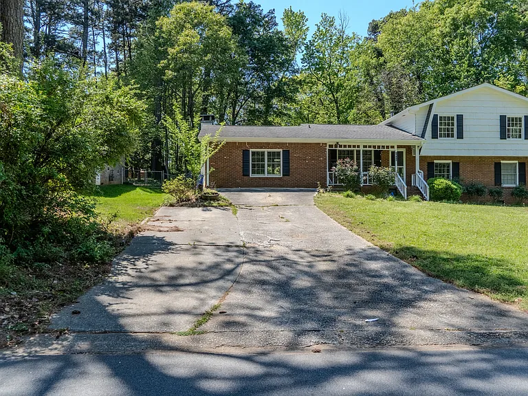 1616 Drayton Woods Dr — Photo 2