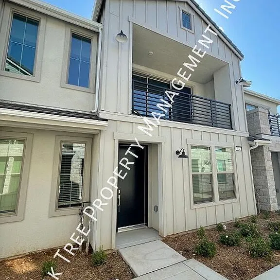 2747 E Tamarind Dr — Photo 1