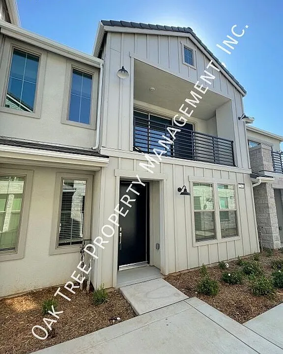 2747 E Tamarind Dr