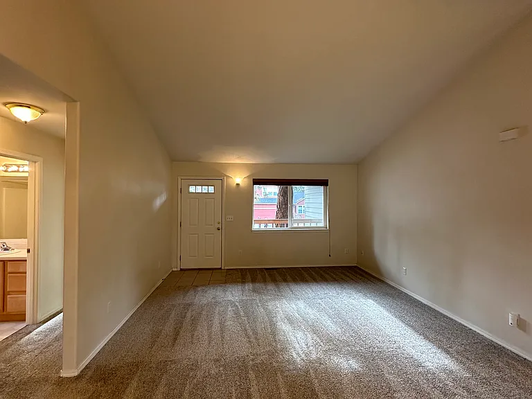 266 SW Summer Lake Dr — Photo 2