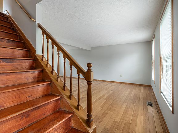 5th image of 95 Highmeadows Cir