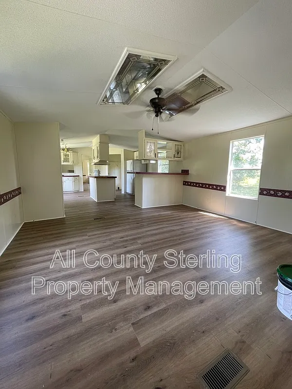 3 bed, 2.0 bath, 1216 sqft, $1,300 — Photo 2