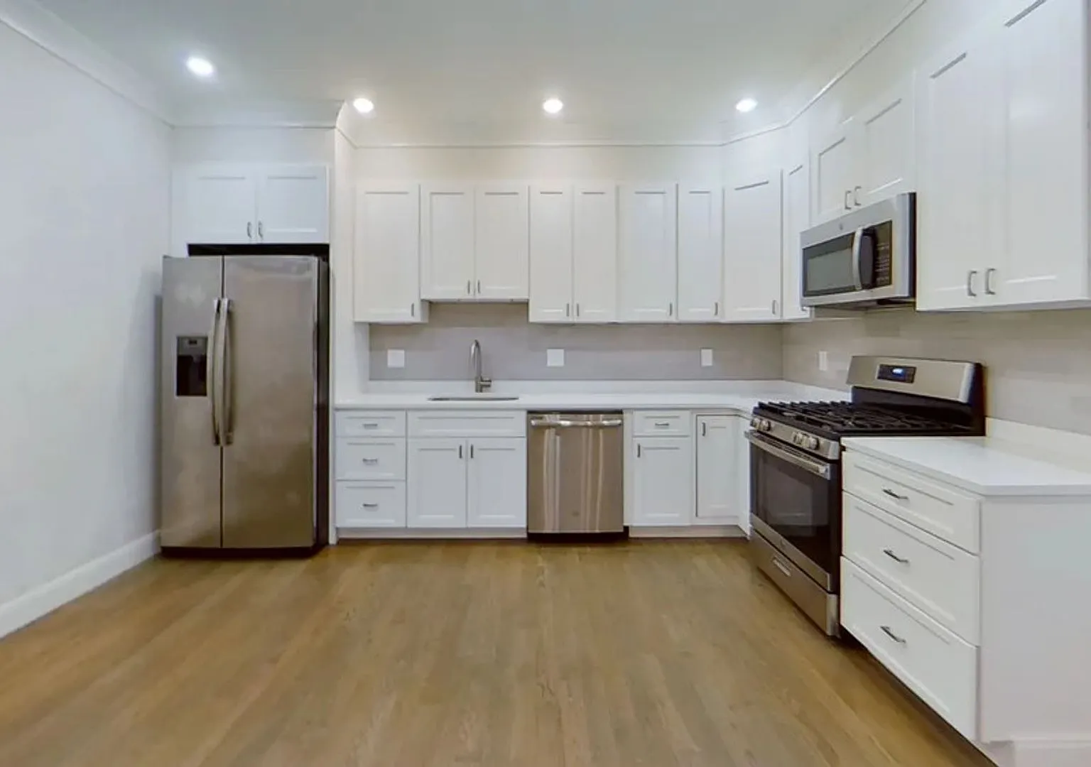 No Fee Luxury Unit in Packards Corner! Pet Negotiable, Laundry in Unit! — Photo 2