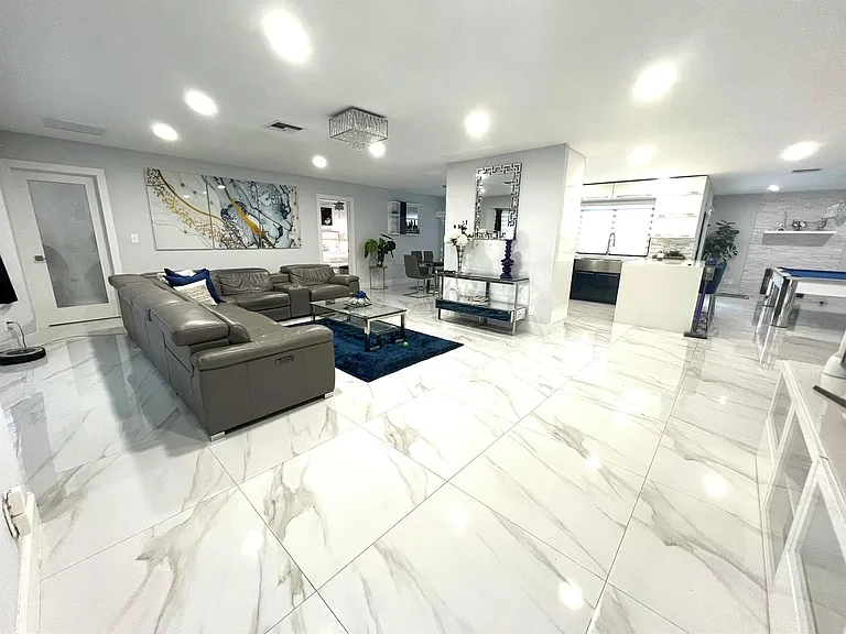 625 W Tropical Way — Photo 2