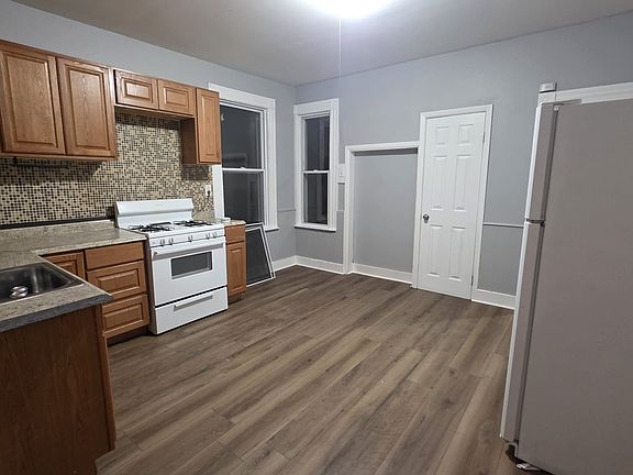 2nd image of 429 Poplar St #1A